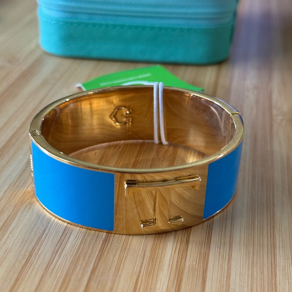 C WONDER GOLD TONE BABY BLUE LETTER INITIAL ( T ) EMBLEM HINGED BRACELET, NWT - Picture 9 of 9